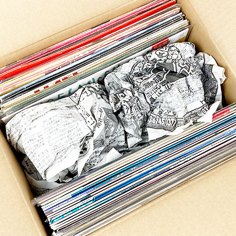 隙間を新聞紙などの緩衝材で埋める写真